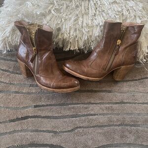 Italian boots RARE Vero Cuoio leather double zipper gold leather design 3”H